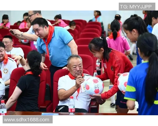 足球明星亲临校园与小朋友互动签名传递梦想与激情