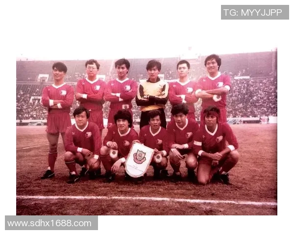 香港足球明星的足迹探寻：他们在香港的热爱与成就之地