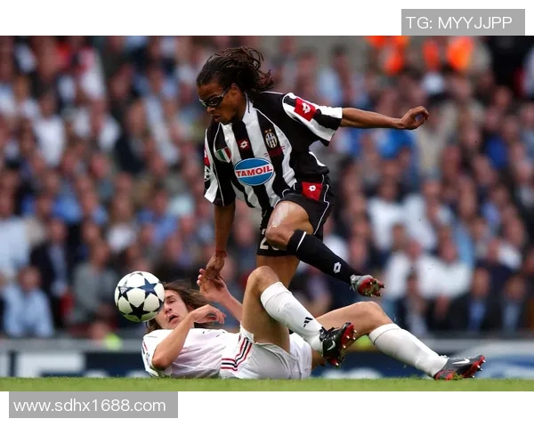 足球明星与妻子甜蜜互动瞬间揭示幸福生活的秘密与感动 足球明星与妻子甜蜜互动瞬间揭示幸福生活的秘密与感动